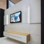 TV obývacia zostava na mieru, Brik Kremnica, moderná dizajnová zostava na mieru, biela a dub