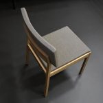 čalúnená stolička Maca - dizajnová , sivá látka, dub - Brik Kremnica